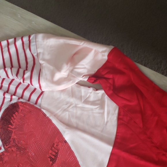 ♥️New boutique Red sequins heart top - Picture 7 of 9